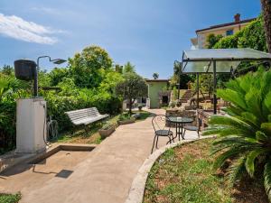 En have udenfor Holiday Home Villa Nika Studio by Interhome