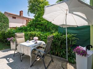 En have udenfor Holiday Home Villa Nika Studio by Interhome