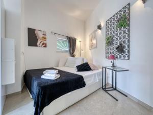 En eller flere senge i et værelse på Holiday Home Villa Nika Studio by Interhome