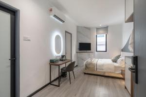 Postel nebo postele na pokoji v ubytování Saturn Hotel