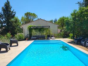 Bazén v ubytování Location gîte dans le var nebo v jeho okolí