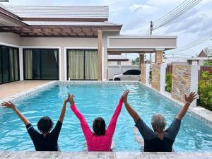 Bazén v ubytování Luekpanee pool villa pranburi paknampran nebo v jeho okolí