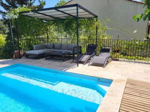 Bazén v ubytování Location gîte dans le var nebo v jeho okolí
