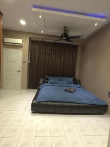 a bedroom with a bed and a ceiling fan at MM HomeStay 82 in Kamunting
