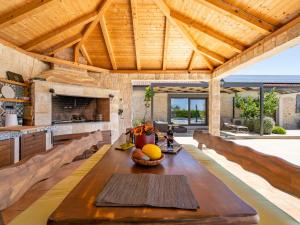 une salle à manger avec une grande table en bois dans une maison dans l'établissement Holiday Home Villa Tanja by Interhome, à Dračan