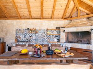 une cuisine avec une table en bois dans une pièce dans l'établissement Holiday Home Villa Tanja by Interhome, à Dračan