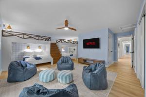 a living room with a bed and a tv on a wall at 18 Guests Pool Pickleball Volleyball in Seminole