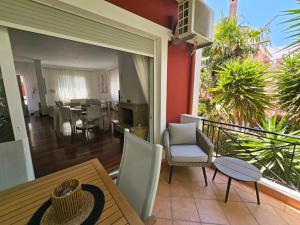 une chambre avec un balcon avec une table et des chaises dans l'établissement Corfu Holidays Villa Kanoni, à Kanoni