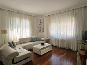 un salon avec un canapé et une table basse dans l'établissement Corfu Holidays Villa Kanoni, à Kanoni