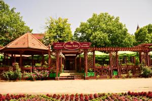 Taman di luar Garni Hotel Park