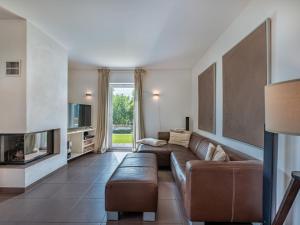 uma sala de estar com um sofá e uma lareira em Apartment Simonhöhe Kärntentraum-1 by Interhome em Sankt Paul