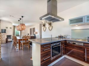 uma cozinha e sala de jantar com uma placa de fogão e forno em Apartment Simonhöhe Kärntentraum-1 by Interhome em Sankt Paul