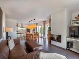 uma sala de estar com um sofá e uma sala de jantar em Apartment Simonhöhe Kärntentraum-1 by Interhome em Sankt Paul