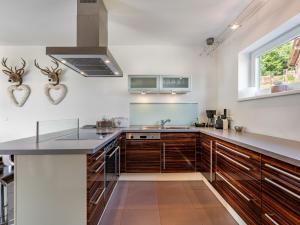 uma cozinha com armários de madeira e uma bancada em Apartment Simonhöhe Kärntentraum-1 by Interhome em Sankt Paul mais 37 fotografias