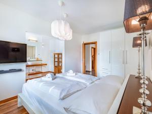 Uma cama ou camas num quarto em Apartment Simonhöhe Kärntentraum-1 by Interhome