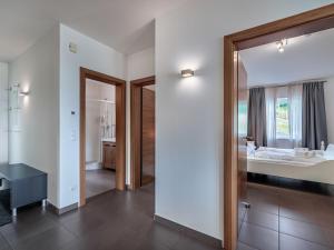 Uma cama ou camas num quarto em Apartment Simonhöhe Kärntentraum-1 by Interhome