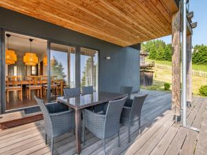 Uma varanda ou terraço em Apartment Simonhöhe Kärntentraum-1 by Interhome