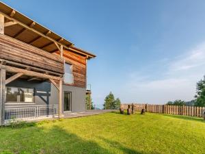 Um jardim no exterior de Apartment Simonhöhe Kärntentraum-1 by Interhome