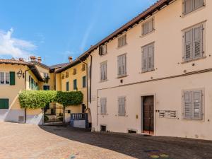una fila de edificios en una calle en Apartment Riva by Interhome, en Riva del Garda 25 fotos más