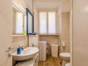 un baño con lavabo e inodoro en Apartment Riva by Interhome, en Riva del Garda