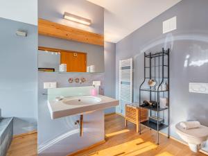 Koupelna v ubytování Apartment Simonhöhe Kärntentraum-2 by Interhome