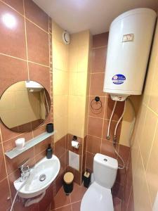 Un baño pequeño con inodoro y lavabo. en Studio Leon, en Varna