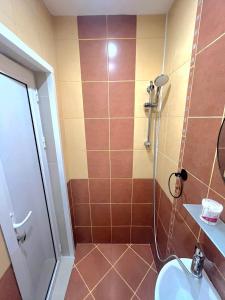 un baño con ducha y lavabo en Studio Leon, en Varna