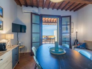 sala de estar con mesa azul y sofá en Apartment La Casina di Riccardo by Interhome, en Riparbella 46 fotos más