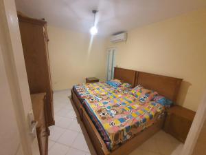 ein Schlafzimmer mit einem Bett in einem Zimmer in der Unterkunft Chalet Marina Flowers Resort in El-Alamein + 2 Fotos