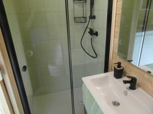 Koupelna v ubytování Maringotka Otavěnka na Šumavě