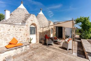 eine Außenansicht eines Steinhauses mit Terrasse in der Unterkunft Casa Sordella in San Michele Salentino