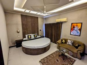 Gallery image of shelton guest House in Lahore