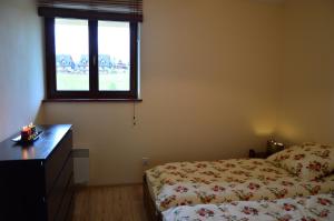 Posteľ alebo postele v izbe v ubytovaní Nostalgiczne Kościelisko Apartament & SPA + 36 fotografií