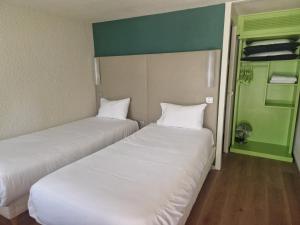 Postel nebo postele na pokoji v ubytování Campanile Saint Quentin