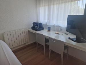 TV a/nebo společenská místnost v ubytování Campanile Saint Quentin