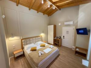 Een bed of bedden in een kamer bij Arial Penthouse Suites