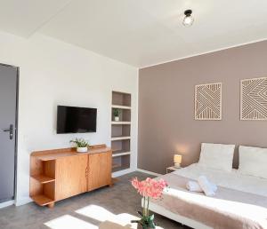 a bedroom with a bed and a tv on a wall at Studio B3 - Centre-Ville Meaux - Proche Disneyland in Meaux