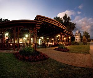 Taman di luar Garni Hotel Park