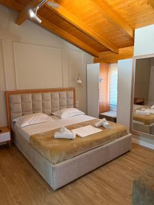 Een bed of bedden in een kamer bij Arial Penthouse Suites