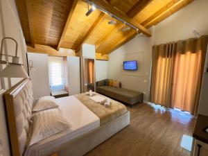 Een bed of bedden in een kamer bij Arial Penthouse Suites