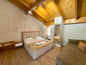 Een bed of bedden in een kamer bij Arial Penthouse Suites