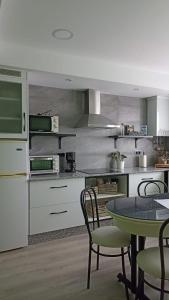 Kuchyňa alebo kuchynka v ubytovaní Apartamentos Monte do Limo