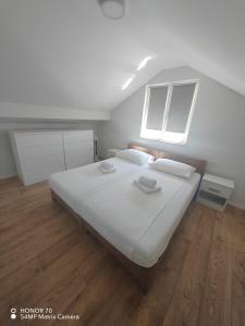 Фотография из галереи L&L Apartmani 1 в Боле +26 фотографий