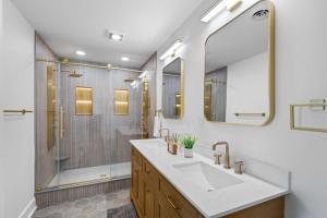 Ένα μπάνιο στο Luxury Beach Escape - Private Hot Tub - Pool
