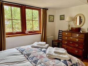 Postel nebo postele na pokoji v ubytování Drumguish Cottage