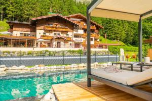 hotel z basenem przed domem w obiekcie Hotel-Restaurant Burgblick w mieście Dorfgastein