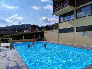 un grupo de personas jugando en una piscina en Da NOEMI E MARCO, en Cavalese 35 fotos más
