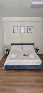 a bedroom with a large bed with two towels at Amuri Holiday Home in Agrigento