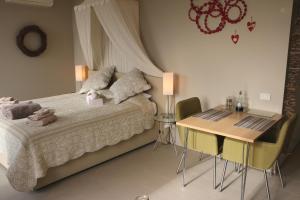 una camera con letto, tavolo e sedie di The Bay Lodge a Pohara Altre 24 foto