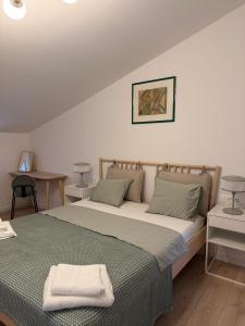 een slaapkamer met een groot bed en een groene deken bij Lavanda in Mandre